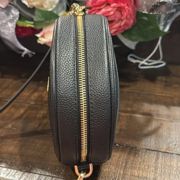 Michael Kors Black Pebbled Leather Canteen Crossbody Bag with Gold Hardware - Picture 6 of 12